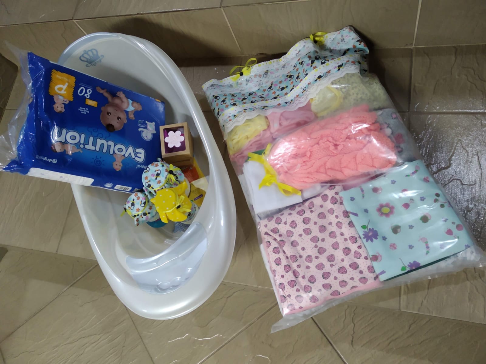 Itens de kit maternidade preparados para doação